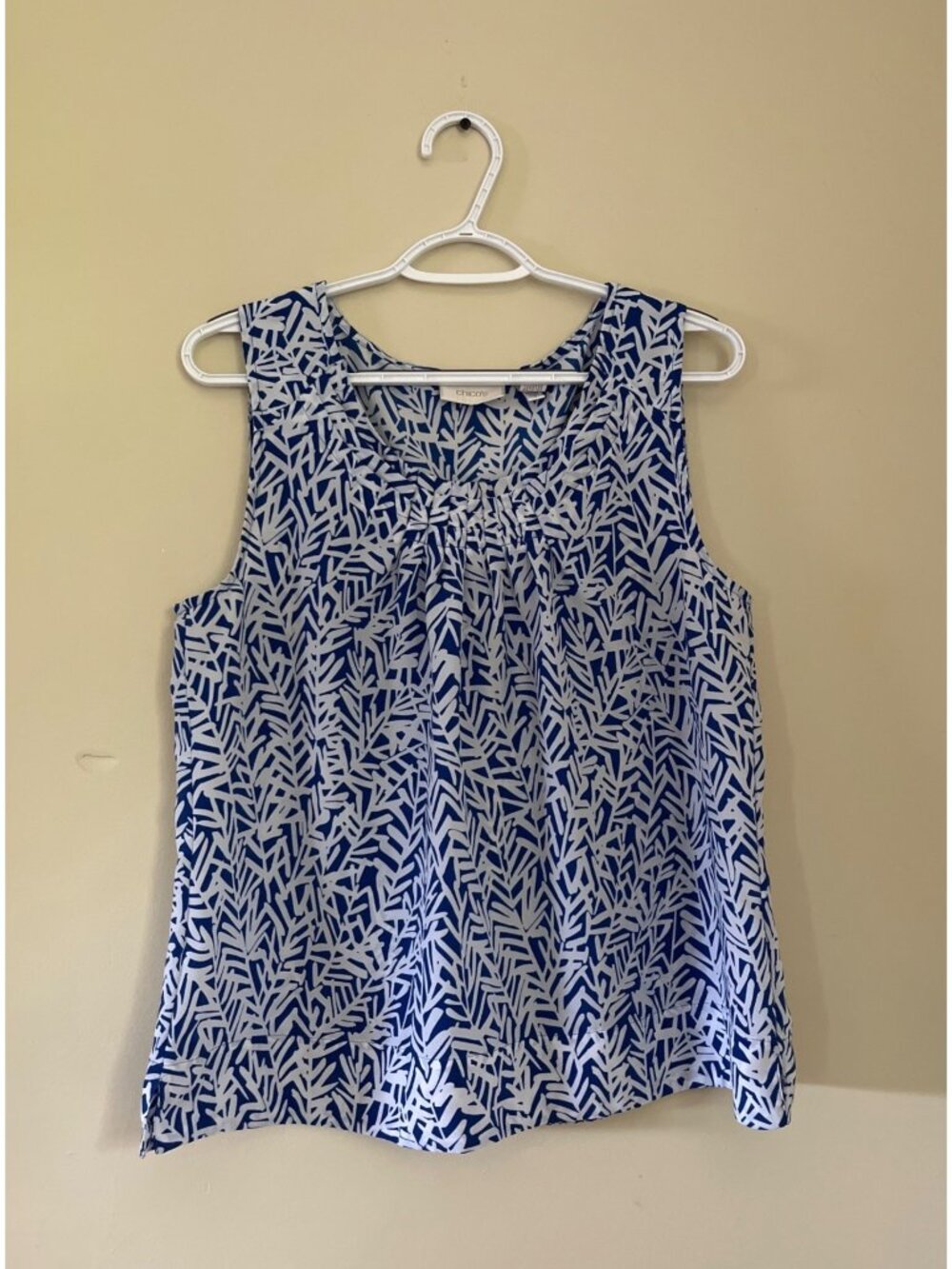Chico's Womens Size 2 US Size 8 White Blue Sleeveless Blouse Top Leaf Pattern